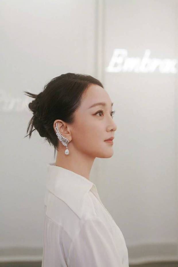 周迅“白衬衫+黑裙”展现利落风采-3