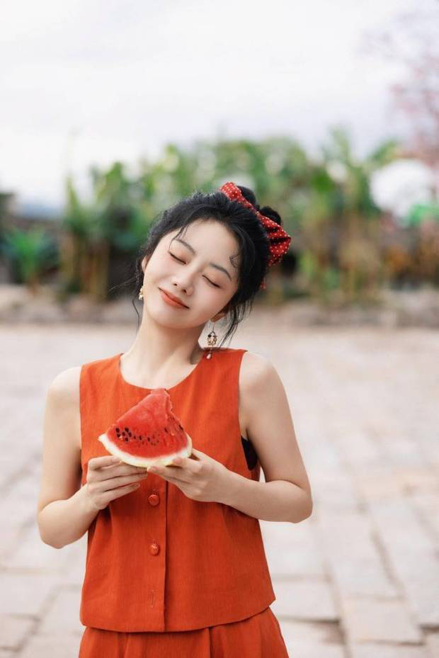 谭松韵红色裙装，尽显俏皮魅力-1