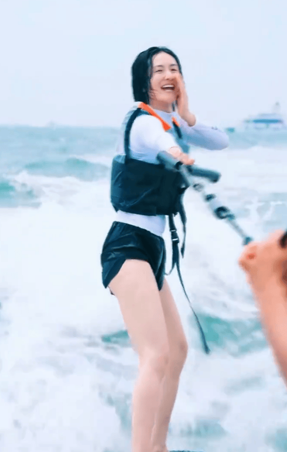 谢娜冲浪照：自由欢畅，与友高声互动，活力四射-1