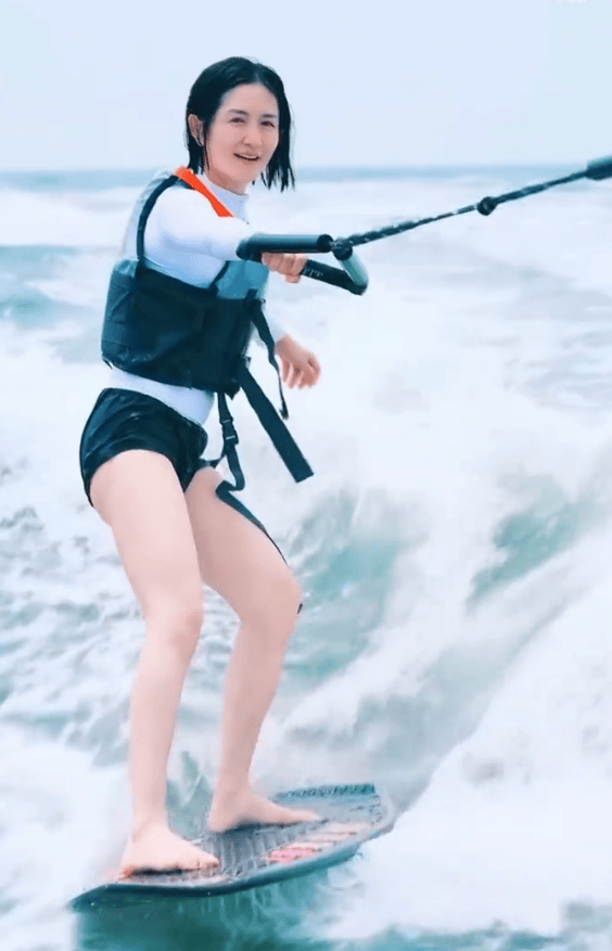 谢娜冲浪照：自由欢畅，与友高声互动，活力四射-2