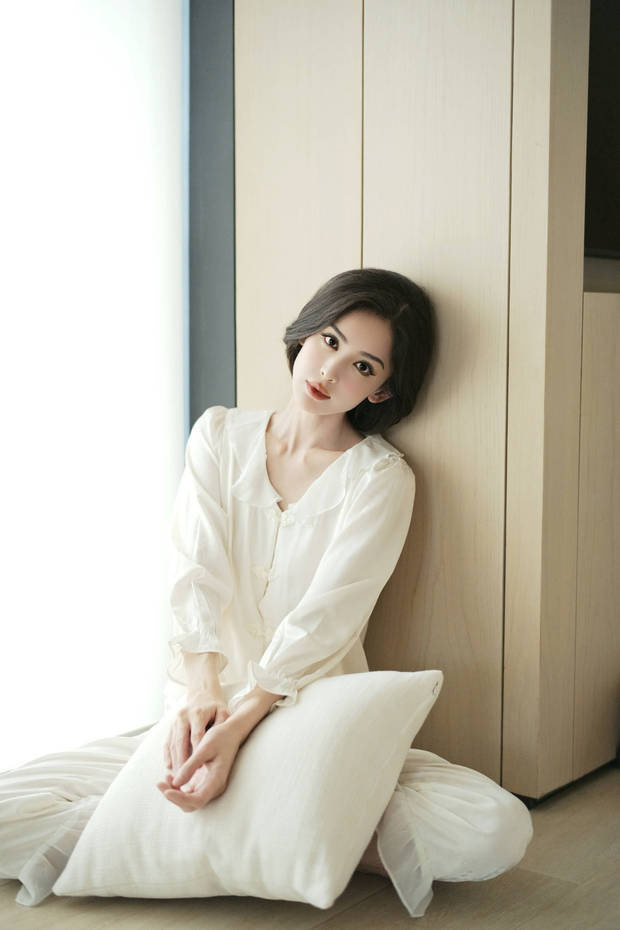 夏日娜扎睡衣照：肌肤白嫩，清纯少女般水灵-3
