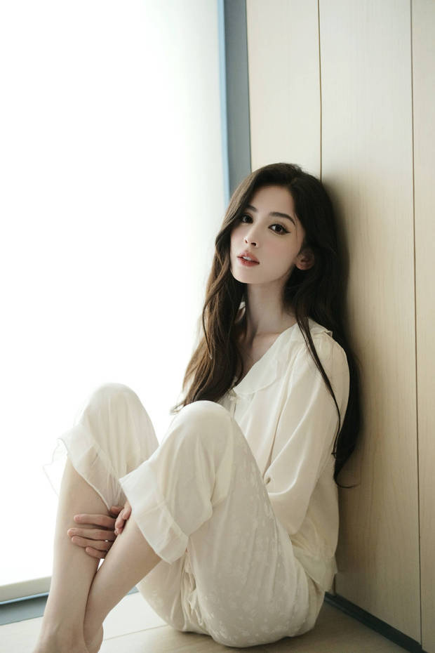 夏日娜扎睡衣照：肌肤白嫩，清纯少女般水灵-1