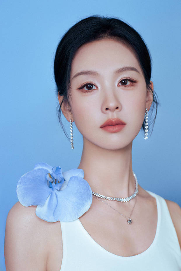 陈都灵白裙显清冷，曼妙身姿展气质-3