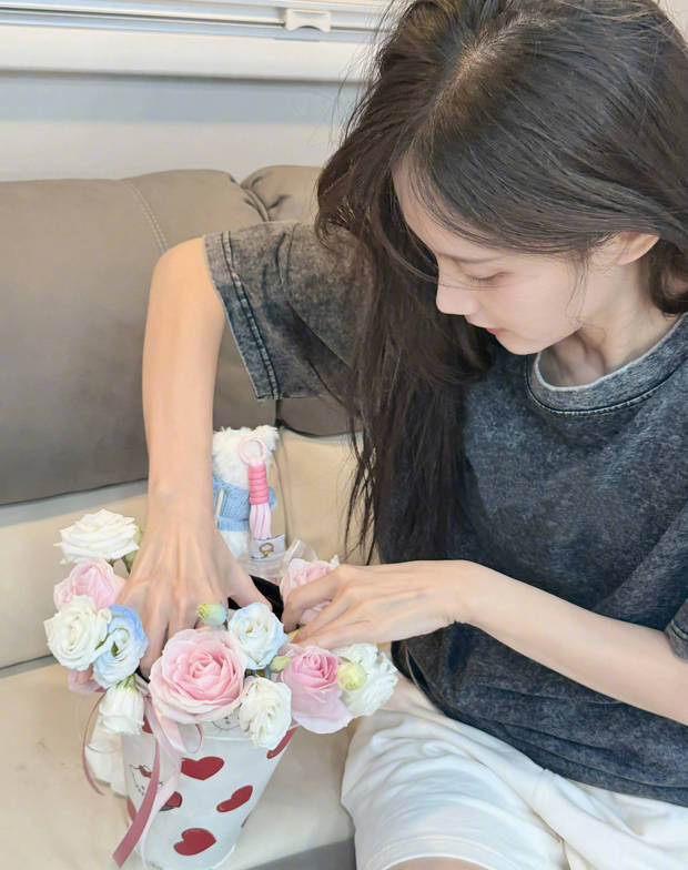 李一桐手作“奶茶花” 绽放甜美笑容-2