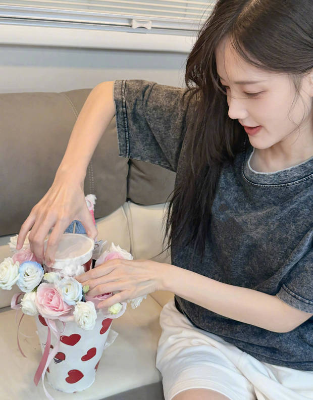 李一桐手作“奶茶花” 绽放甜美笑容-1