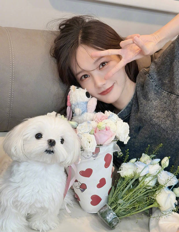 李一桐手作“奶茶花” 绽放甜美笑容-3