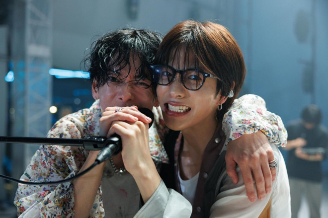 《玻璃之心》幕后曝光：佐藤健庆祝菅田将晖杀青-1