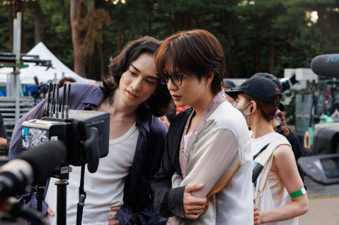 《玻璃之心》幕后曝光：佐藤健庆祝菅田将晖杀青-2