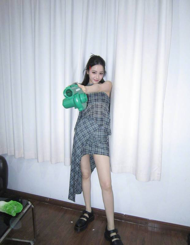 迪丽热巴：甜美与帅气并存，甜酷氛围满分-3