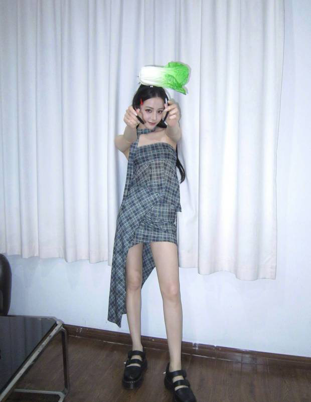迪丽热巴：甜美与帅气并存，甜酷氛围满分-2