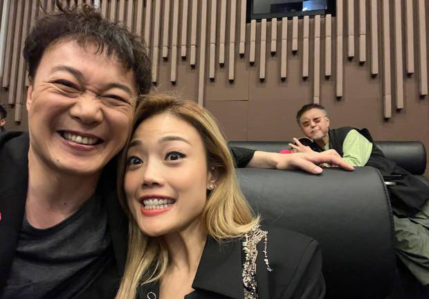 陈奕迅晒与杨千嬅、容祖儿等合影，乐在其中-2