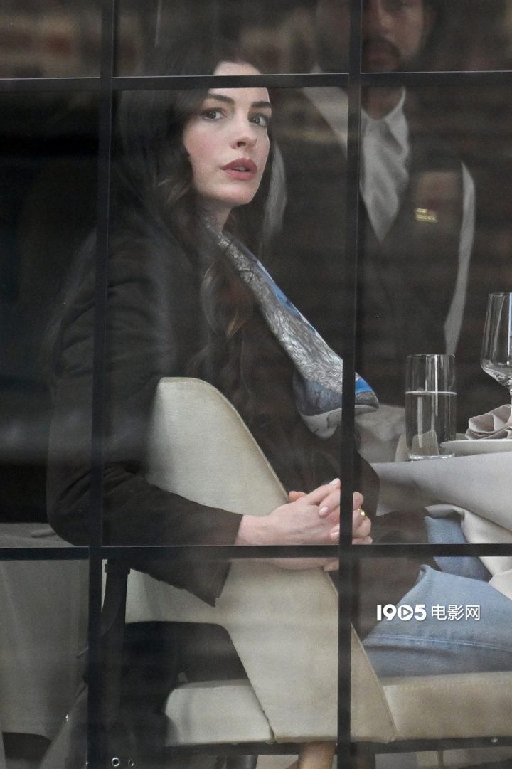 《普拉达女王2》：安妮与艾米莉的谈判时刻-1
