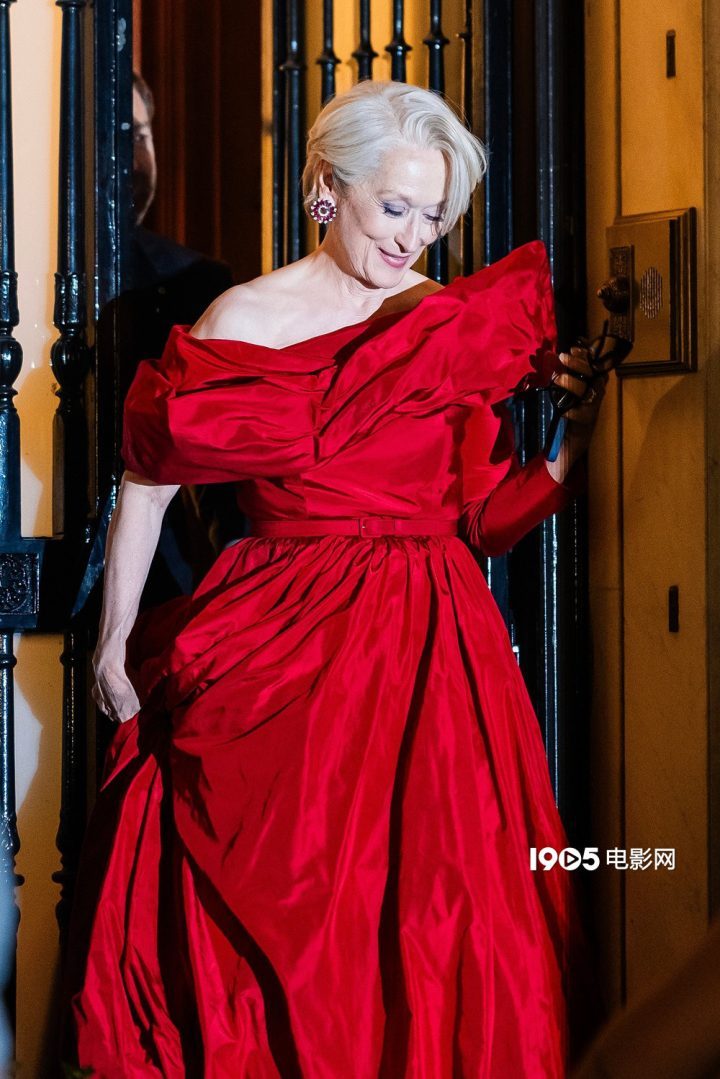 《普拉达女王2》：梅姨与肯尼思甜蜜约会路透-1