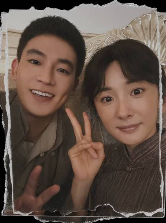 杨幂欧豪“比耶”合影，同框共乐-2