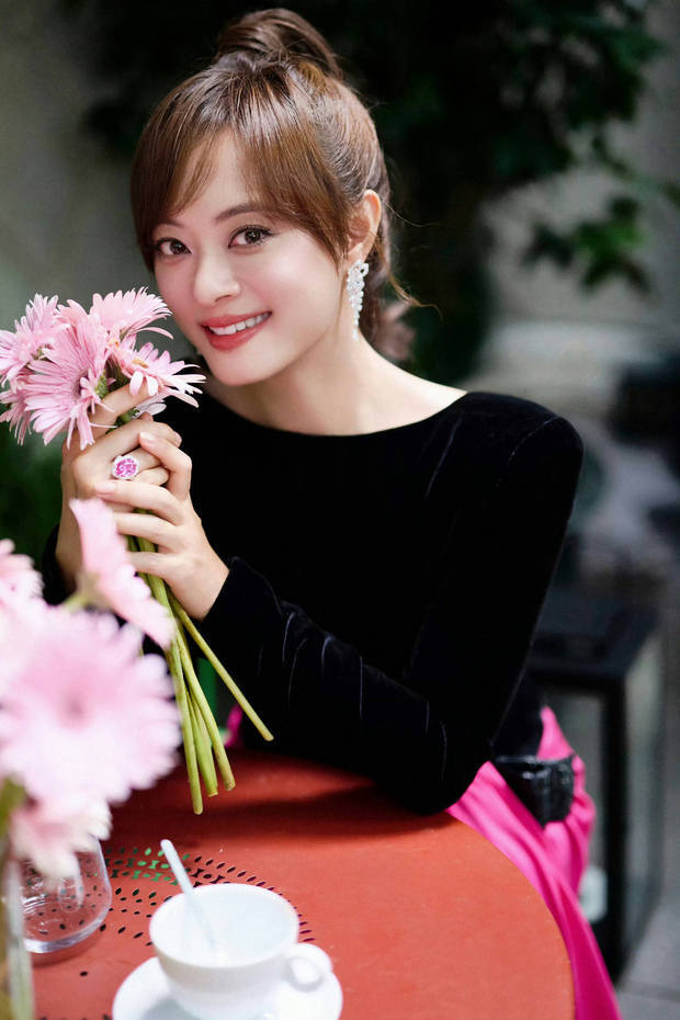 孙俪怀抱鲜花，笑容灿烂-2