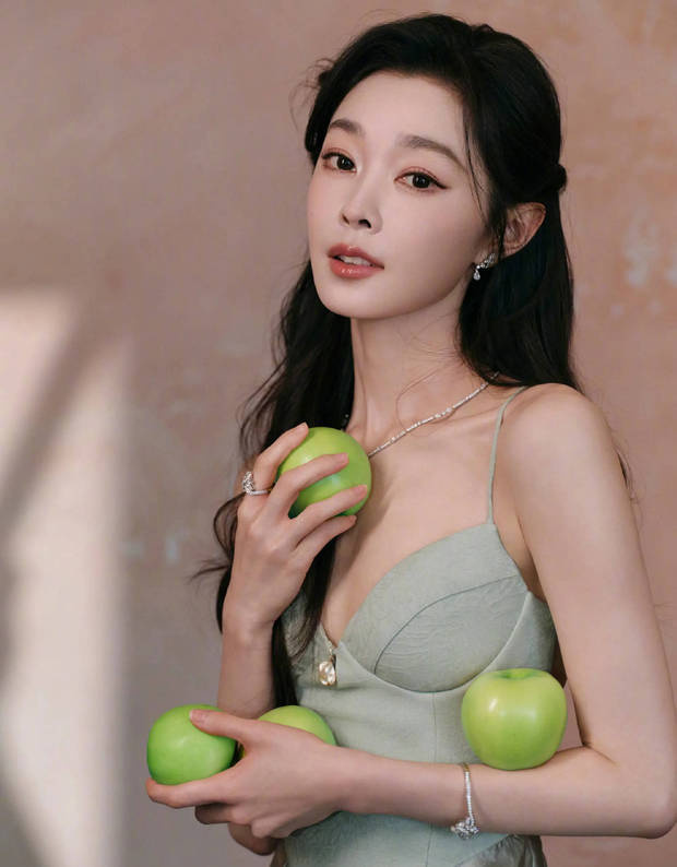 宋轶着吊带裙，展露精致锁骨-3