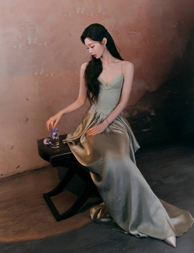宋轶着吊带裙，展露精致锁骨-2