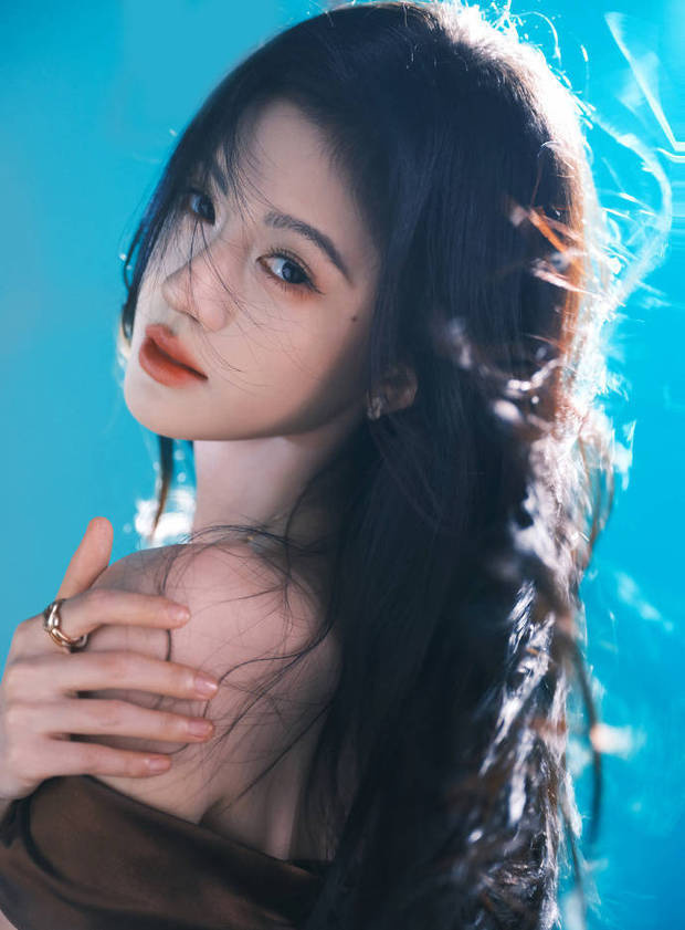 鞠婧祎流光抹胸裙，氛围感爆棚-1