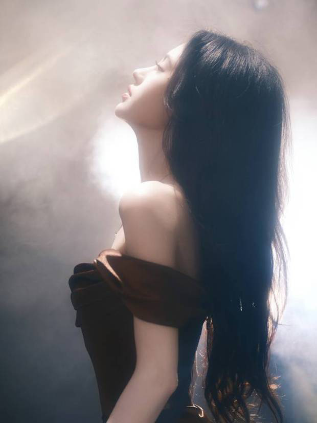 鞠婧祎流光抹胸裙，氛围感爆棚-3