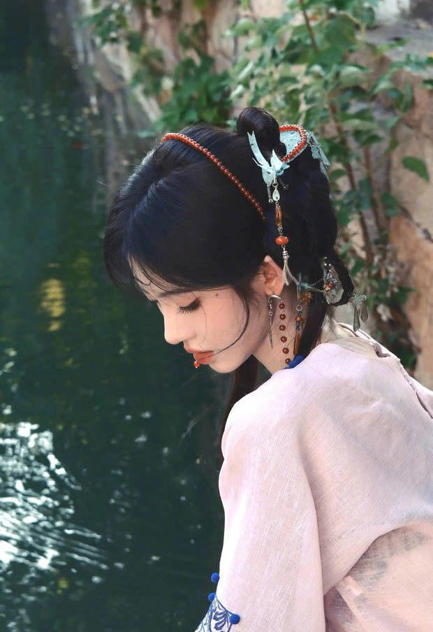 鞠婧祎粉色襦裙《俏皮灵动》嘟嘴甜笑《娇憨可人》-1 鞠婧祎粉色襦裙《俏皮灵动》嘟嘴甜笑《娇憨可人》-1