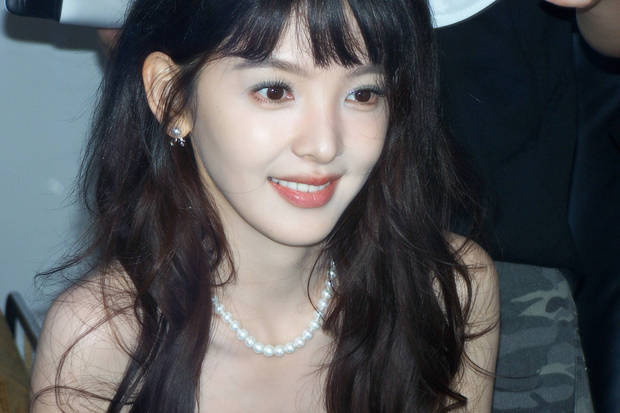 章若楠蓝色抹胸装甜满分，珍珠项链添灵动少女风-1