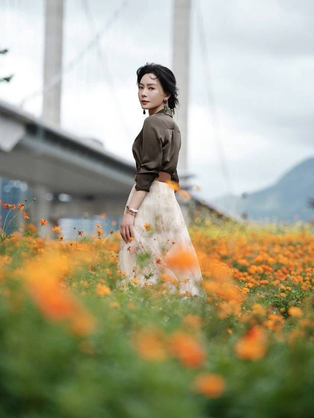 陈数秋日田园风写真：花海邂逅，展现知性优雅-2