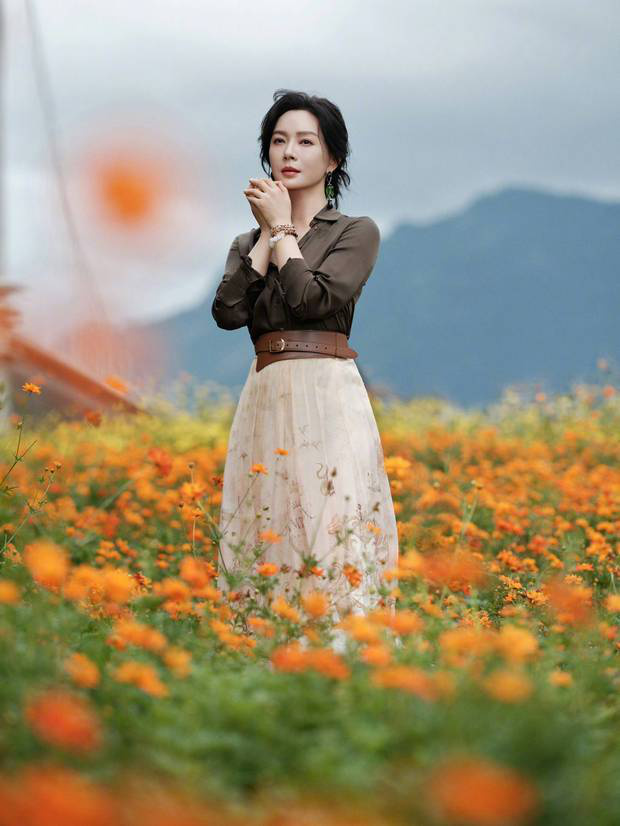 陈数秋日田园风写真：花海邂逅，展现知性优雅-3