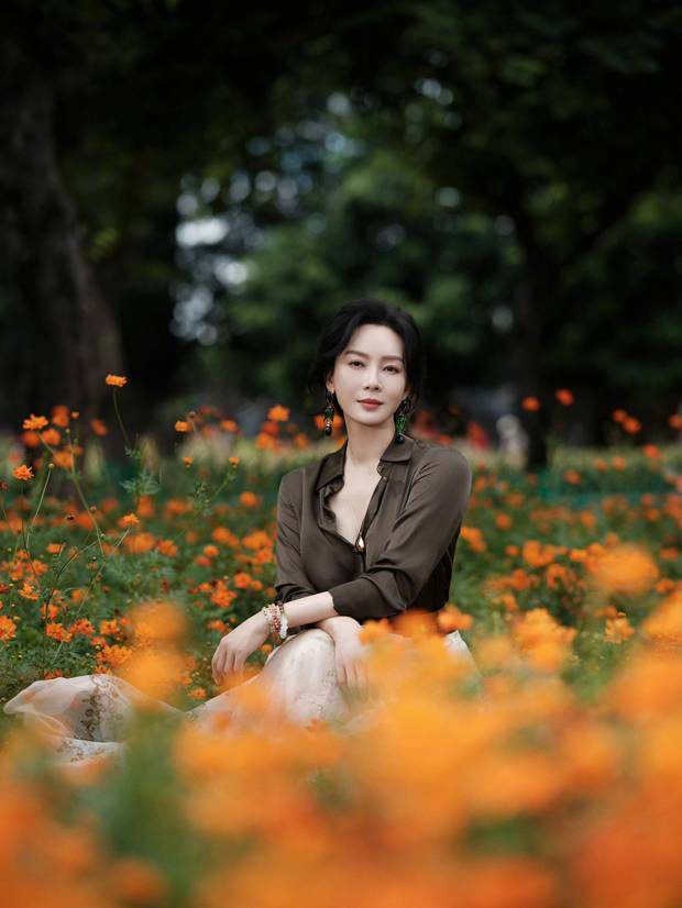陈数秋日田园风写真：花海邂逅，展现知性优雅-1