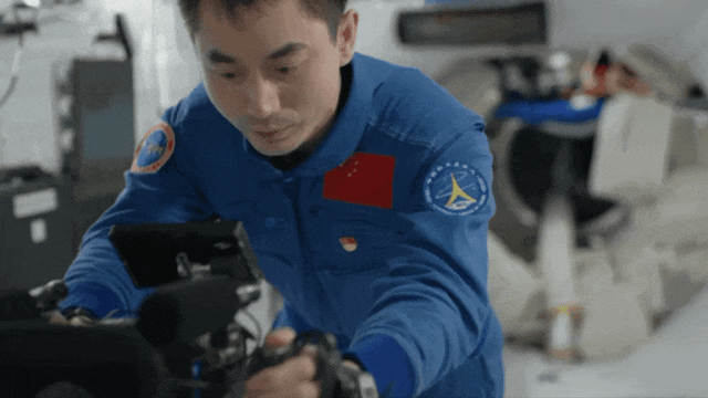 影院新片 | 《窗外是蓝星》：星光洒满人间-3