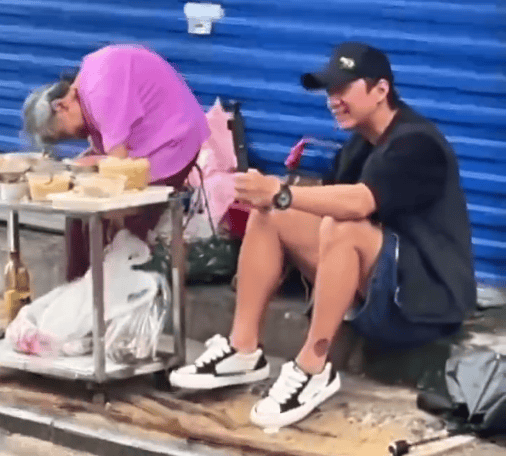 邓超南昌街头尝“奶奶凉菜”赞其“如花般年轻”-1