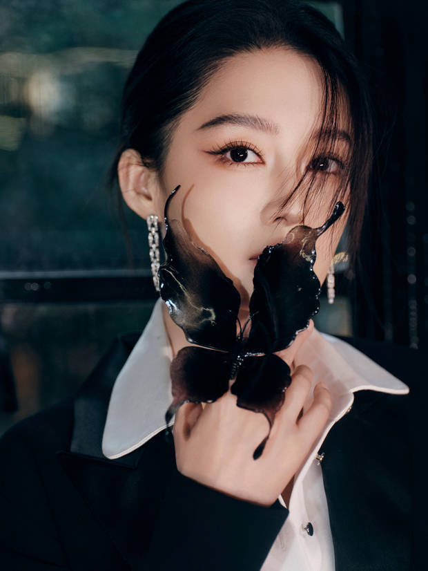 李沁黑色拖地西装裙,尽显华丽大气风姿!-2 李沁黑色拖地西装裙,尽显华丽大气风姿!-2