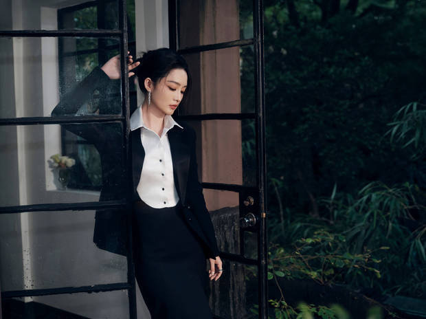 李沁黑色拖地西装裙,尽显华丽大气风姿!-1 李沁黑色拖地西装裙,尽显华丽大气风姿!-1