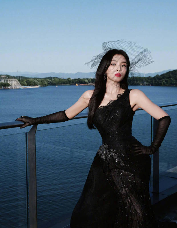 刘涛黑裙亮相，演绎神秘画报风情-2