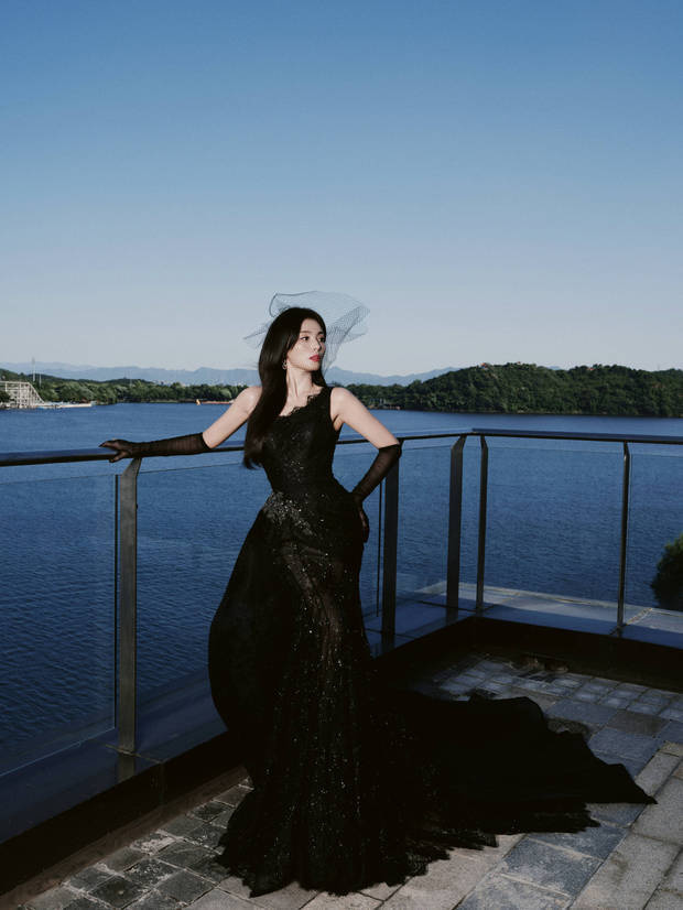 刘涛黑裙亮相，演绎神秘画报风情-1