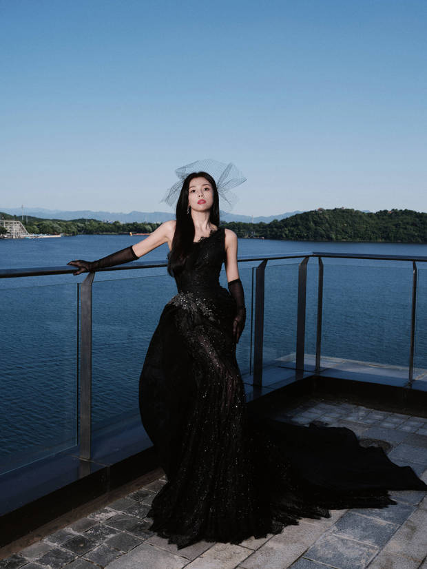 刘涛黑裙亮相，演绎神秘画报风情-3