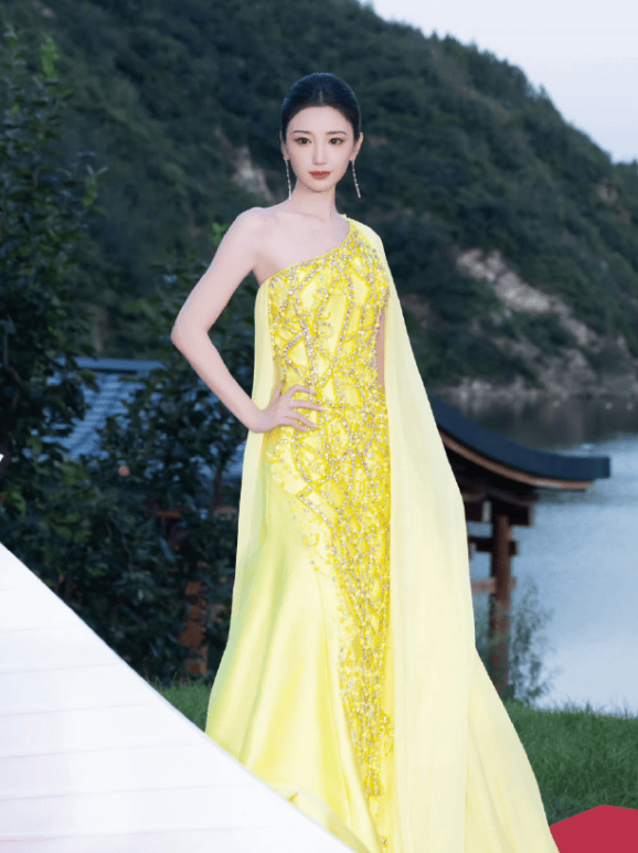 毛晓彤活动遭反锁,急呼“我出不去了”-1 毛晓彤活动遭反锁,急呼“我出不去了”-1