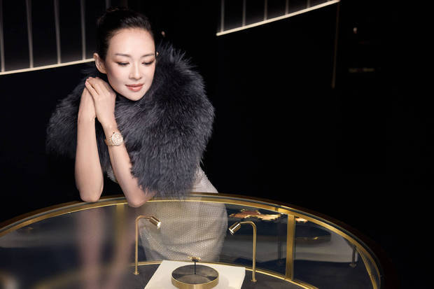 章子怡皮草毛领搭配亮片裙，尽显华丽雍容-2