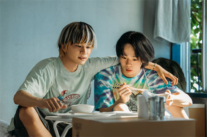 《愚者的身份》剧照曝光：绫野刚与木南晴夏共度灯下时光-1