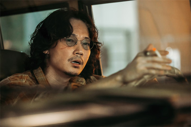 《愚者的身份》剧照曝光：绫野刚与木南晴夏共度灯下时光-2