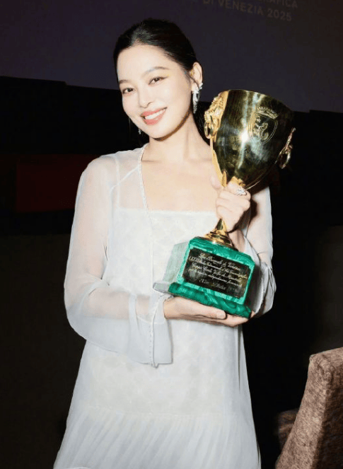 辛芷蕾：女演员们集体祝福，氛围融洽-1