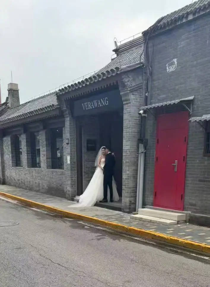 徐冬冬、尹子维北京胡同“试婚纱”巧遇记！-1