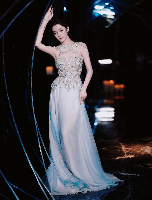 迪丽热巴着蓝白裙 尽显高贵优雅风姿-1