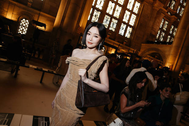 秦岚纽约时装周亮相，咖色抹胸裙展风采-3