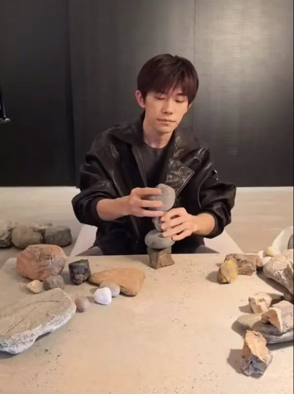 易烊千玺直播“垒石头” 17分钟观看破千万-2 易烊千玺直播“垒石头” 17分钟观看破千万-2