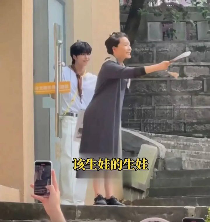 何赛飞温馨提醒粉丝:生活要精彩,追星之外,恋爱也要谈!-1 何赛飞温馨提醒粉丝:生活要精彩,追星之外,恋爱也要谈!-1