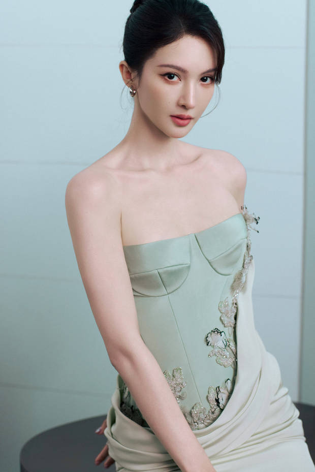 金晨浅绿抹胸裙展现清新优雅，盘发温婉，身材气质佳-3