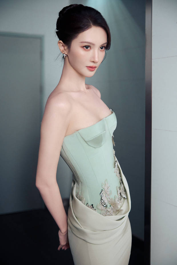 金晨浅绿抹胸裙展现清新优雅，盘发温婉，身材气质佳-1