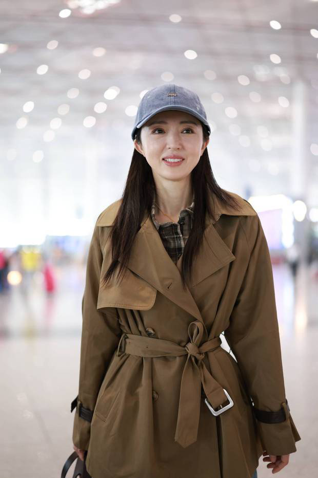 董璇单飞首都机场,卡其风衣显气场-1 董璇单飞首都机场,卡其风衣显气场-1