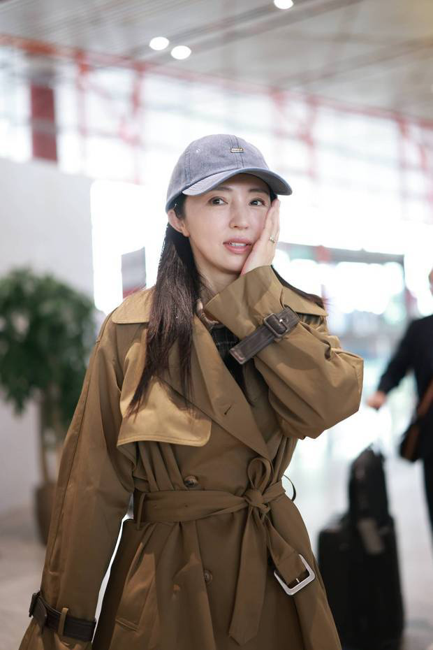 董璇单飞首都机场,卡其风衣显气场-2 董璇单飞首都机场,卡其风衣显气场-2