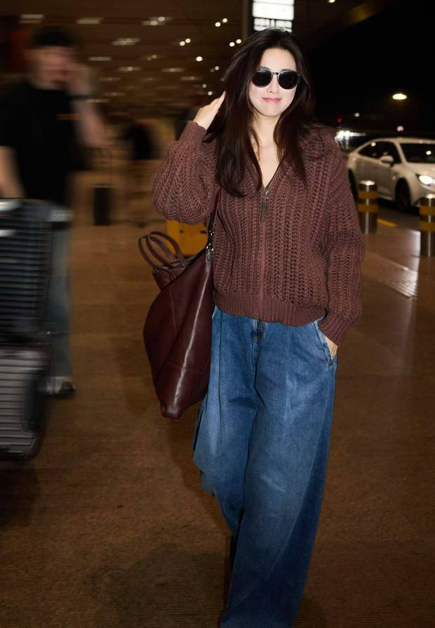 朱珠米兰时装周行:红外套配牛仔,慵懒时尚风-1 朱珠米兰时装周行:红外套配牛仔,慵懒时尚风-1